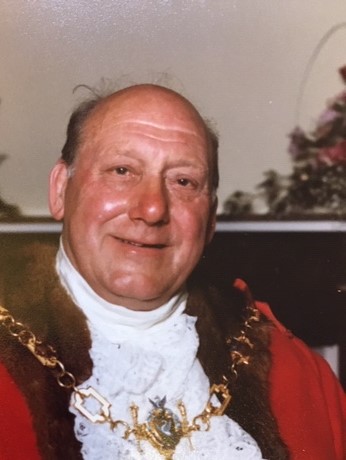 Tamworth Co-op arranges funeral of former Tamworth mayor Derek Owen