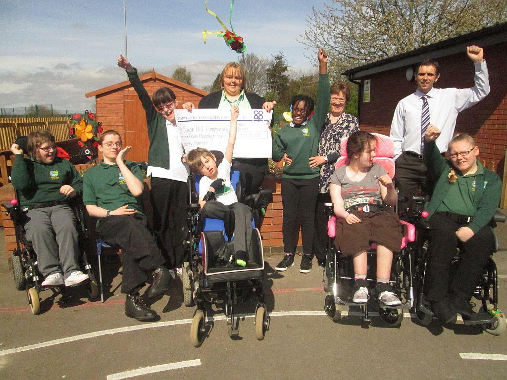 Tamworth Co-op helps school to equip its new kitchen
