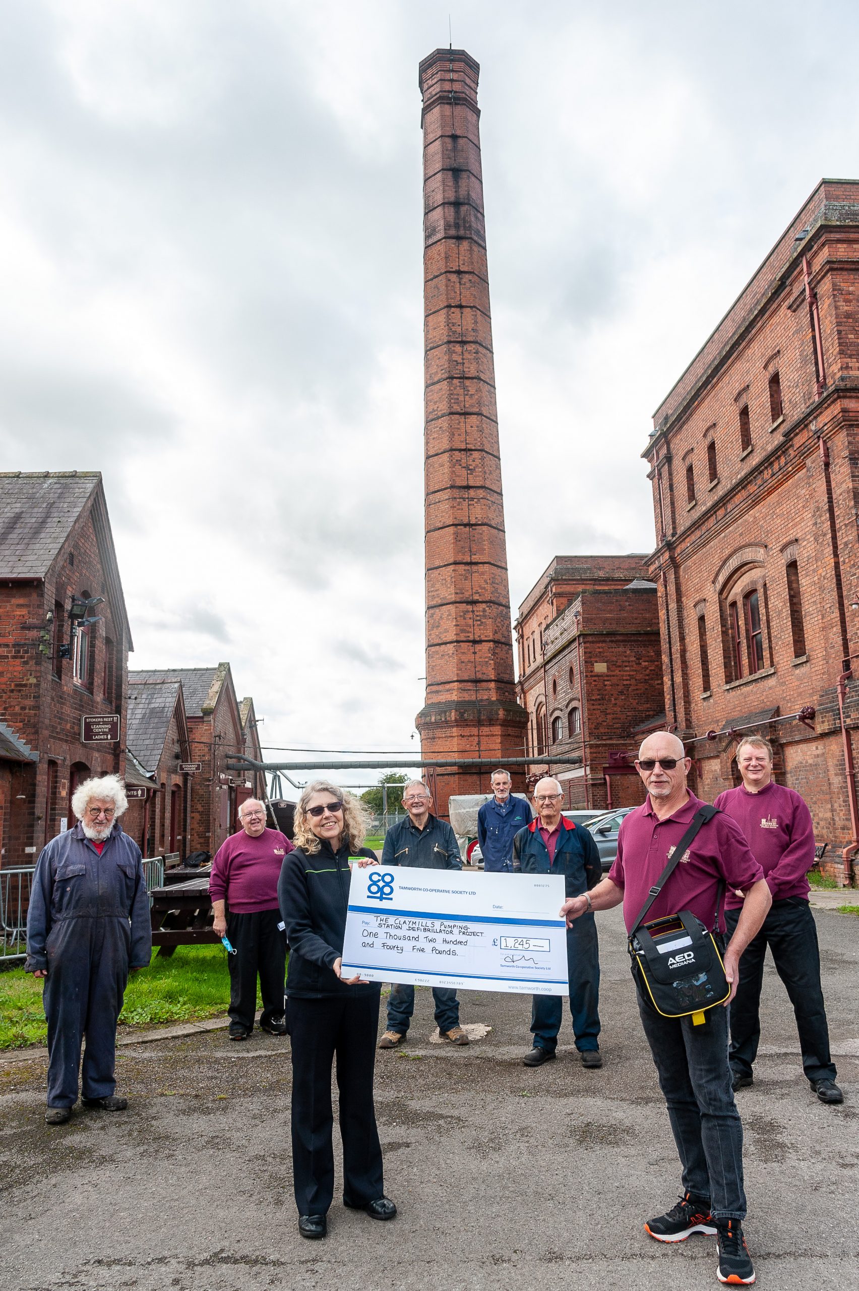 Tamworth Co-op shoppers’ ‘divis’ fund lifesaving emergency equipment at historic museum