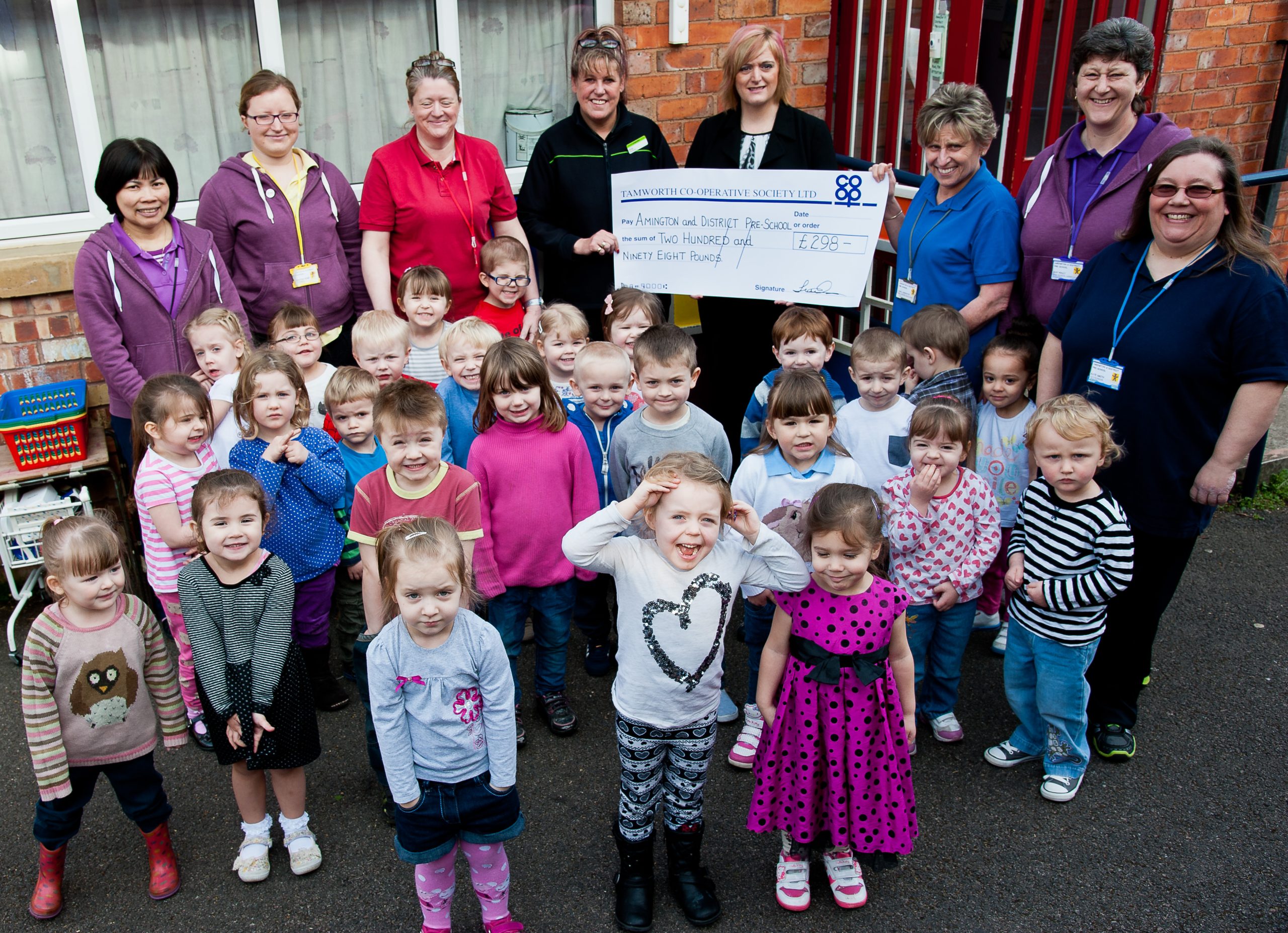 Delighted Amington tots get a ‘play’ cheque
