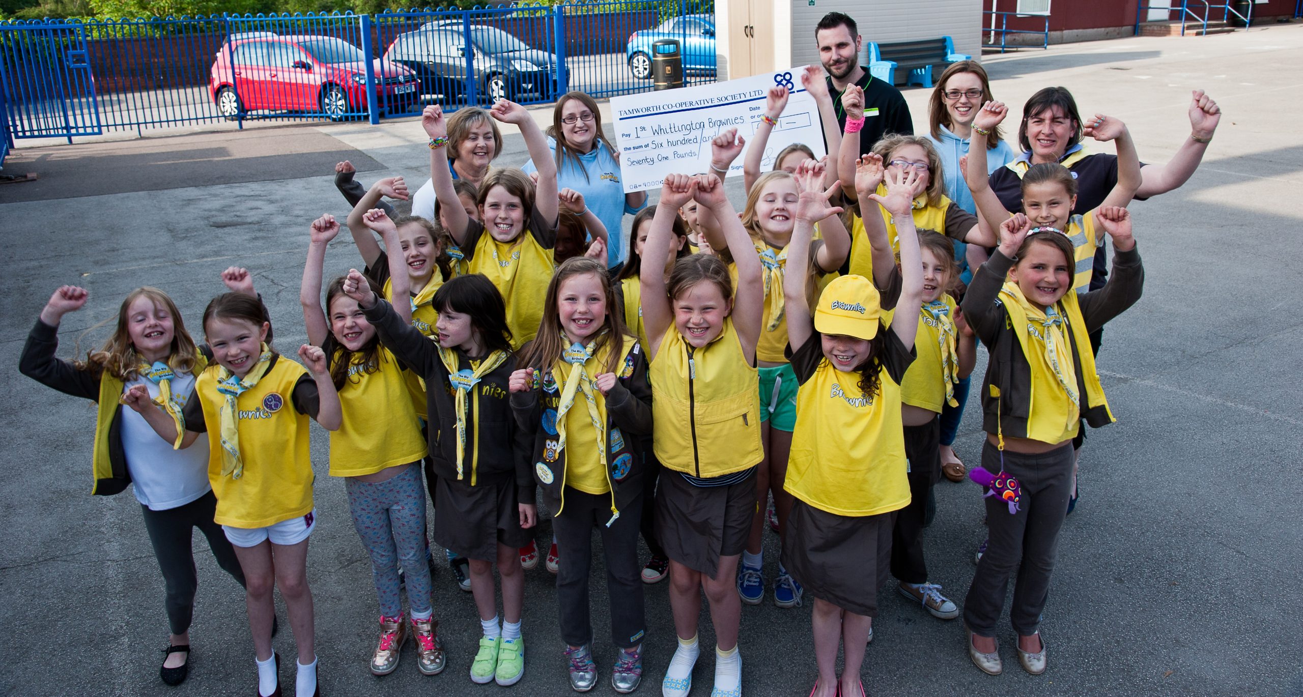 Brownies get a jumbo size cheque from Tamworth Co-op